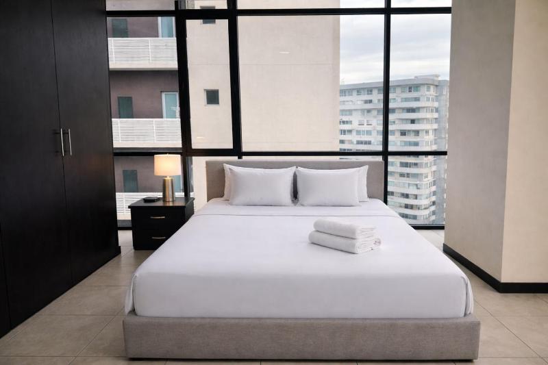 Apartamento moderno con vistas a la ciudad 2 dormitorios sala de estar y cocina equipada en la planta superior - image 2