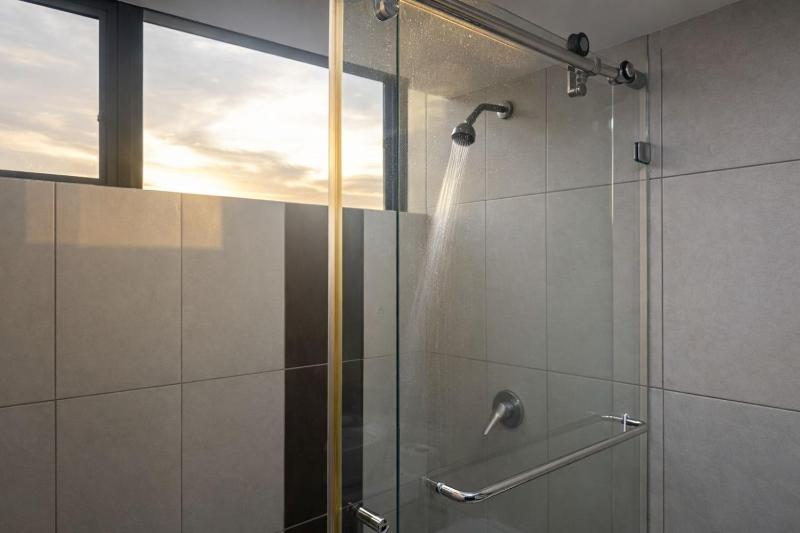 Apartamento moderno con vistas a la ciudad 2 dormitorios sala de estar y cocina equipada en la planta superior - image 10