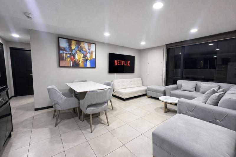 Apartamento moderno con vistas a la ciudad 2 dormitorios sala de estar y cocina equipada en la planta superior - image 16