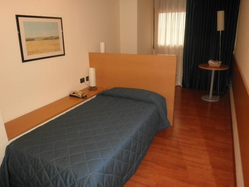 Single Room image 4