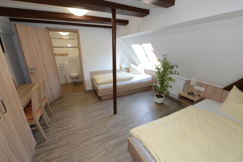 Twin Room image 1