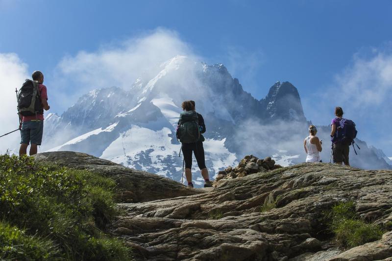 Apt Les Capucins Quiet Chamonix Base w/ Private Garden - Happy Rentals - image 3