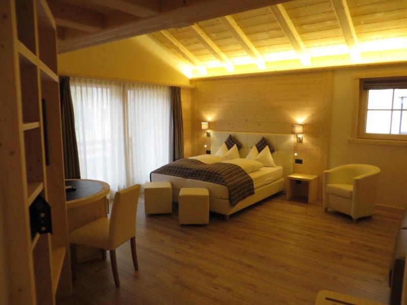 Junior Suite with Balcony image 3