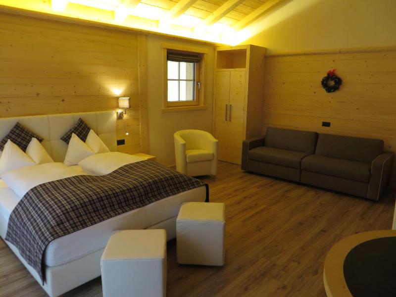 Junior Suite with Balcony image 2