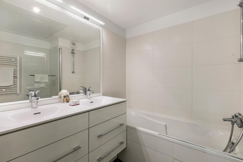 La Marenda - City Center Apartment with Terrace Garden - Happy Rentals - image 17