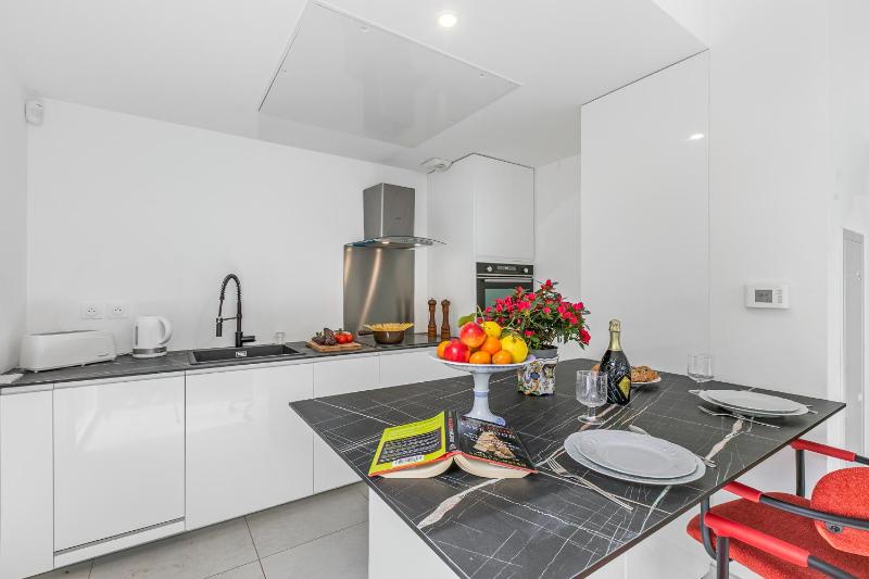 La Marenda - City Center Apartment with Terrace Garden - Happy Rentals - image 28