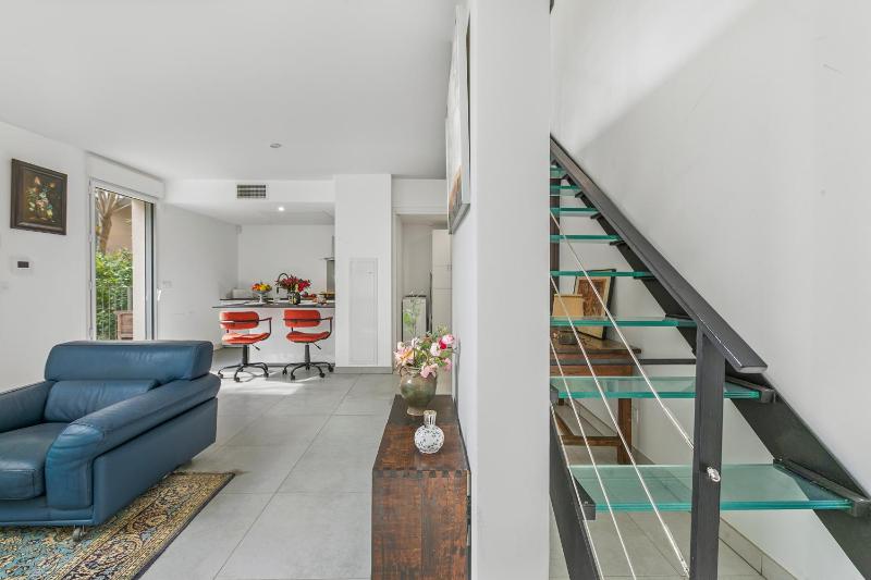 La Marenda - City Center Apartment with Terrace Garden - Happy Rentals - image 11