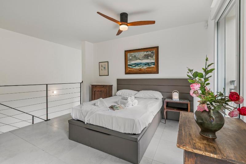 La Marenda - City Center Apartment with Terrace Garden - Happy Rentals - image 25