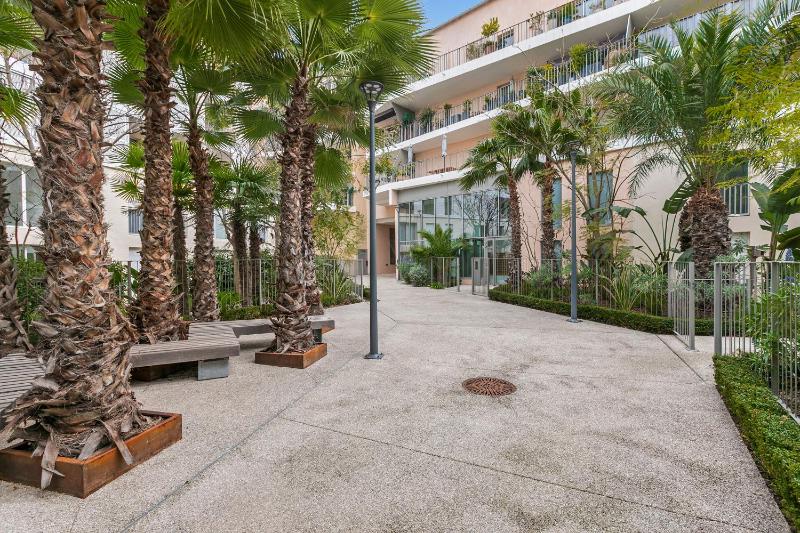 La Marenda - City Center Apartment with Terrace Garden - Happy Rentals - image 34