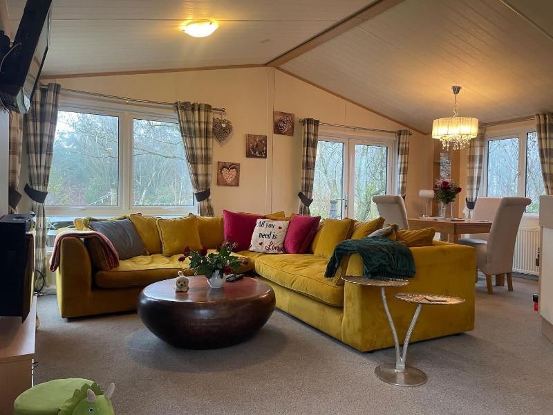 Country lodge retreat with hot tub - image 18