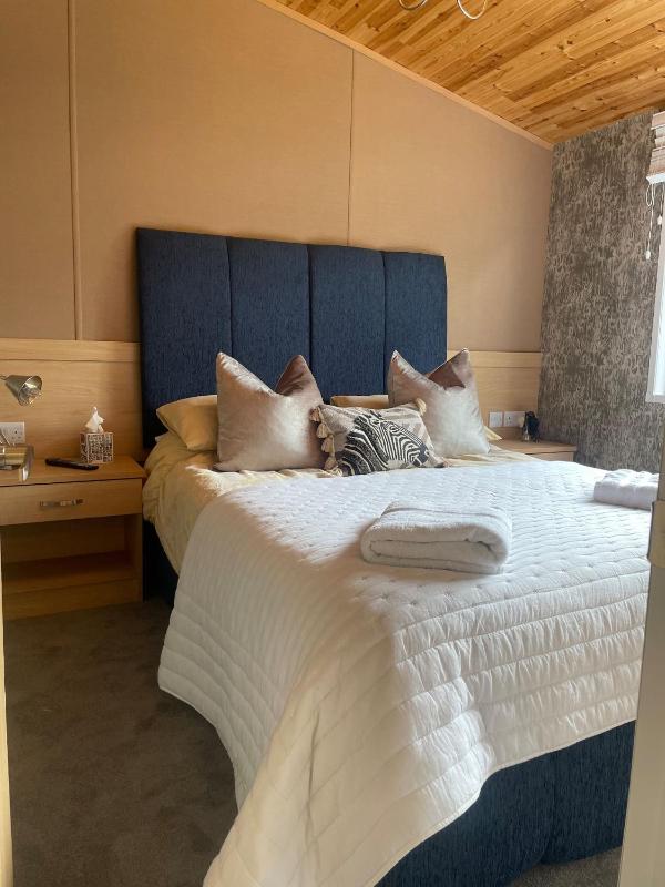 Country lodge retreat with hot tub - image 17