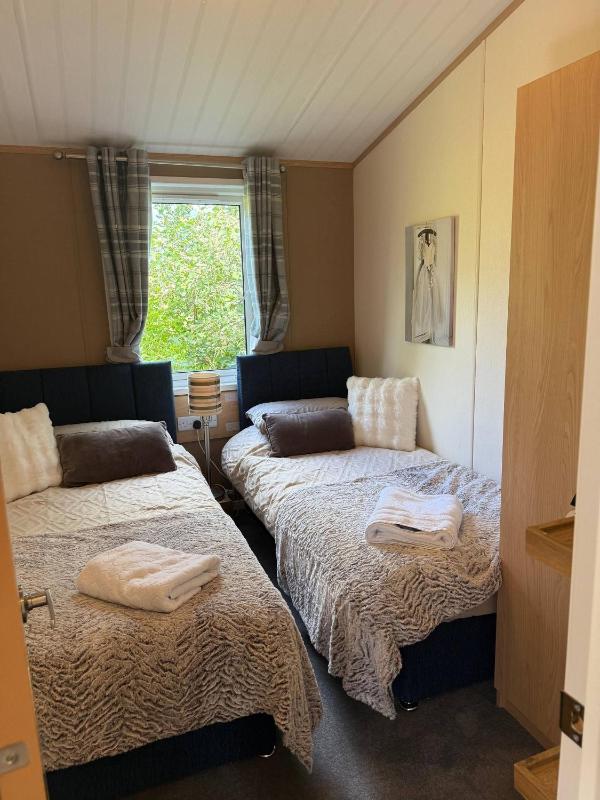 Country lodge retreat with hot tub - image 6