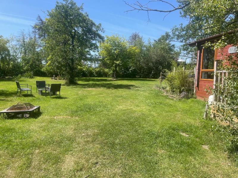 Country lodge retreat with hot tub - image 16