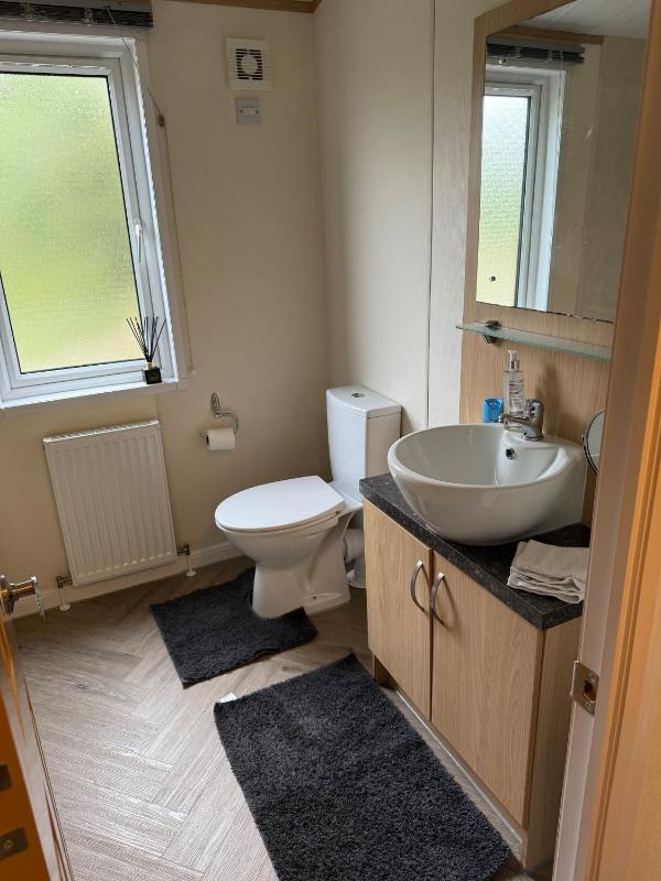 Country lodge retreat with hot tub - image 21