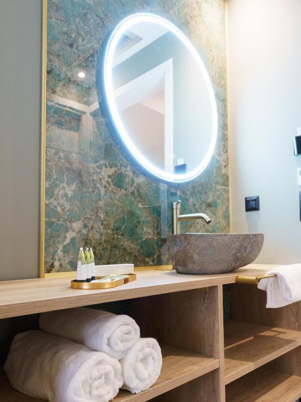 Ernest Suites Psiri - image 11
