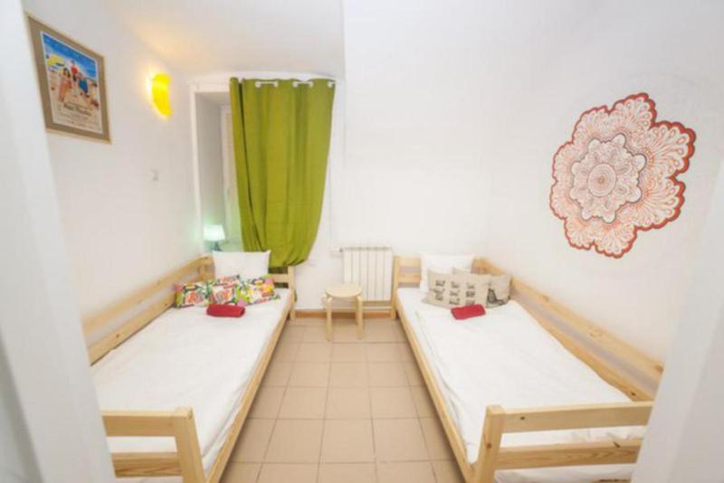 Standard Twin Room image 2