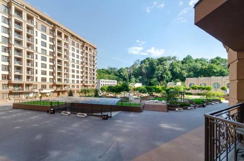 11-240 Pechersk Plaza Boichuka 17 Kyiv centre Terrace Jacuzzi Pechersk view 15 kW backup power Petrovdom Apartment - image 10