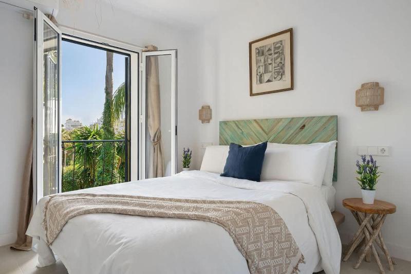 Villa with Private Pool & Garden 5 min to Beach - image 6