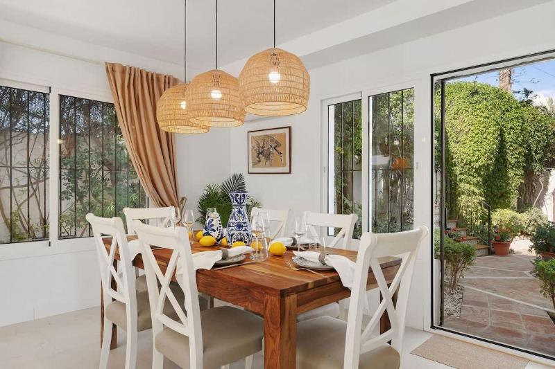 Villa with Private Pool & Garden 5 min to Beach - image 10