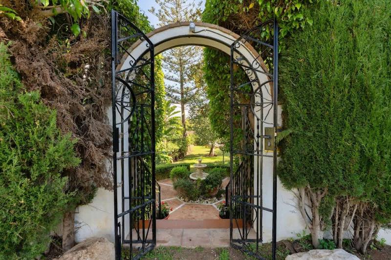 Villa with Private Pool & Garden 5 min to Beach - image 7
