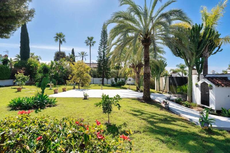 Villa with Private Pool & Garden 5 min to Beach - image 8