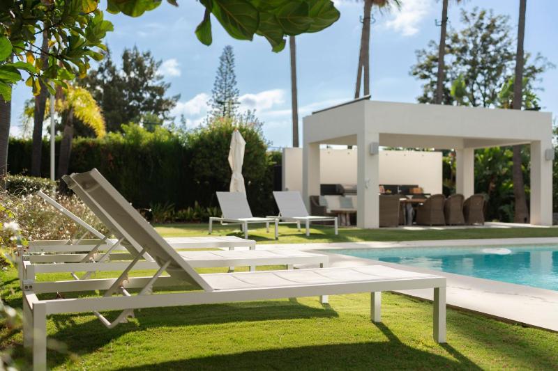 Villa with Private Heated Pool Steam Room Jacuzzi & Gym - image 12