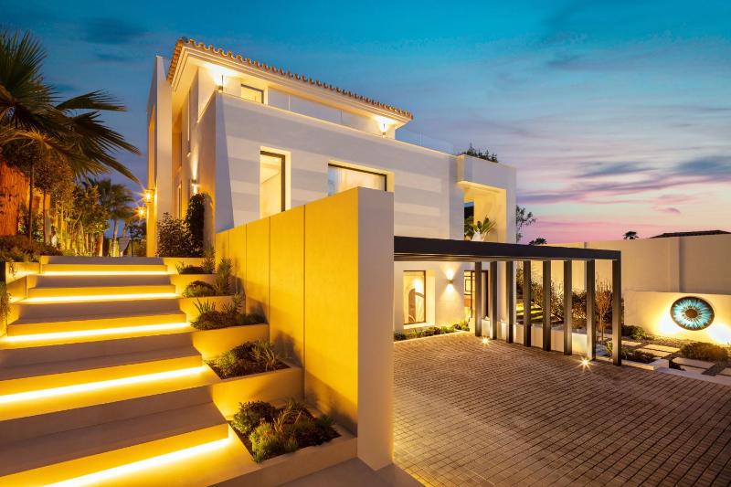 Villa with Private Heated Pool Steam Room Jacuzzi & Gym - image 8