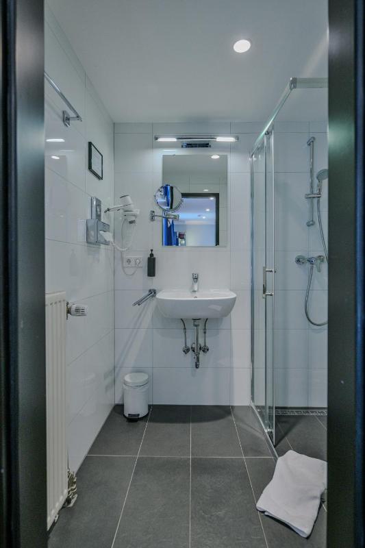 Ramada by Wyndham Frankfurt Central Station - image 7