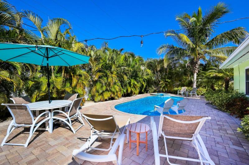 Da Beach House - 2 Blocks to Beach Pool & Spa by Anna Maria Life Vacation Rentals - image 1