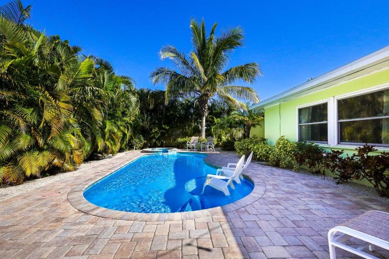 Da Beach House - 2 Blocks to Beach Pool & Spa by Anna Maria Life Vacation Rentals - image 17