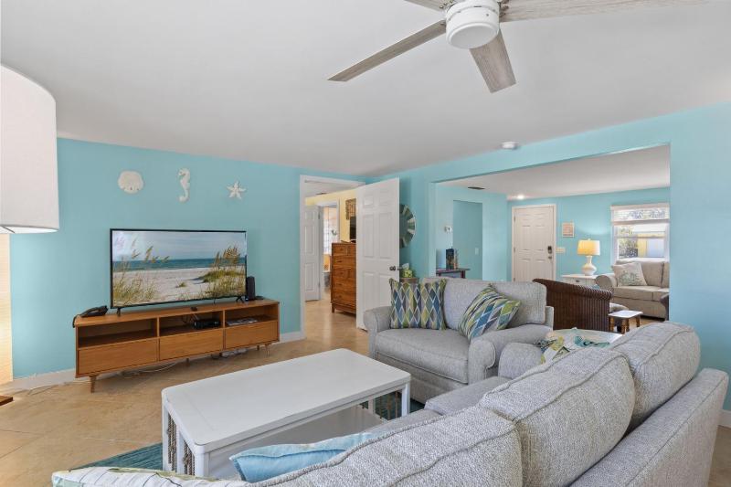 Da Beach House - 2 Blocks to Beach Pool & Spa by Anna Maria Life Vacation Rentals - image 38
