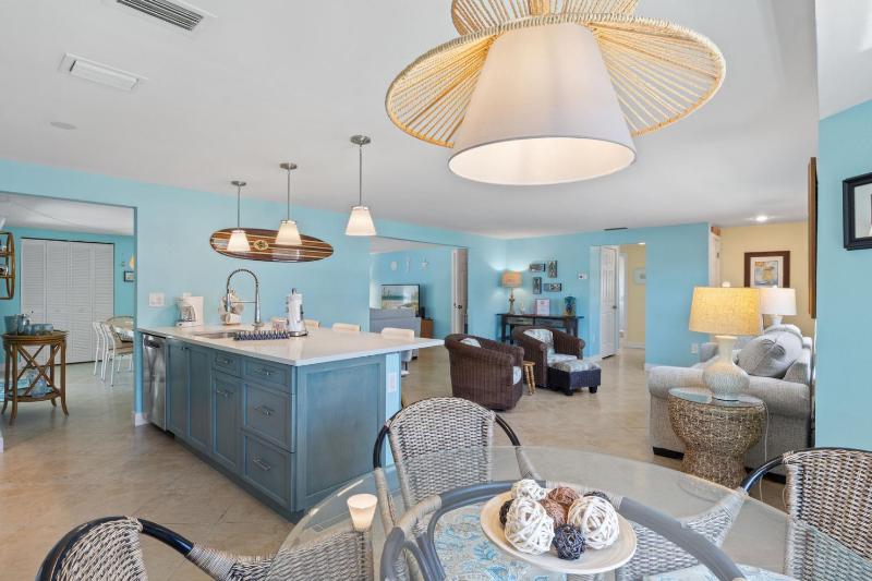 Da Beach House - 2 Blocks to Beach Pool & Spa by Anna Maria Life Vacation Rentals - image 30