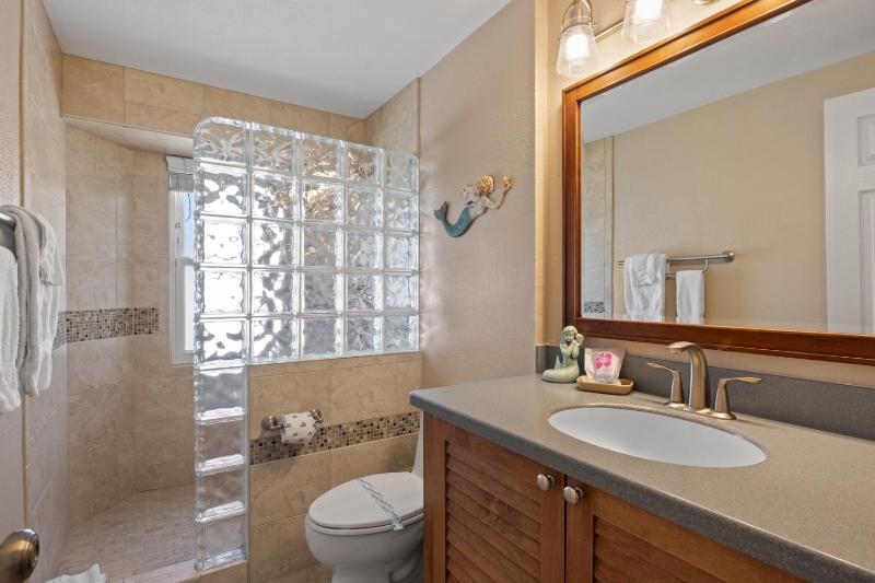 Da Beach House - 2 Blocks to Beach Pool & Spa by Anna Maria Life Vacation Rentals - image 6