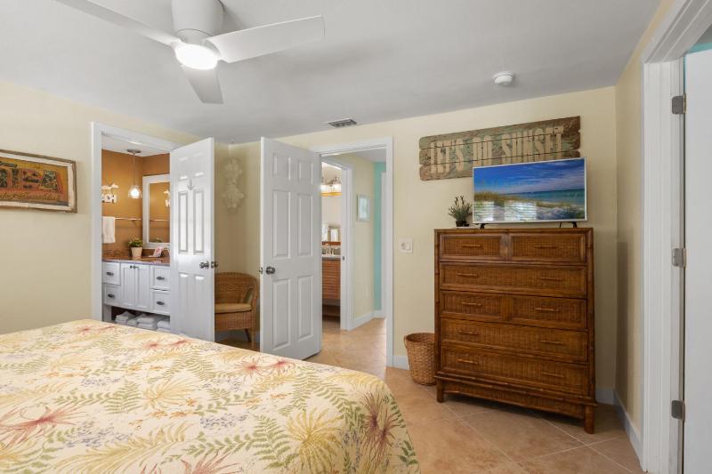 Da Beach House - 2 Blocks to Beach Pool & Spa by Anna Maria Life Vacation Rentals - image 43