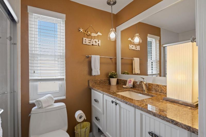 Da Beach House - 2 Blocks to Beach Pool & Spa by Anna Maria Life Vacation Rentals - image 8