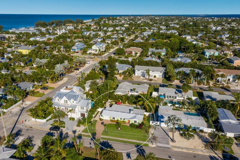 Da Beach House - 2 Blocks to Beach Pool & Spa by Anna Maria Life Vacation Rentals - image 24
