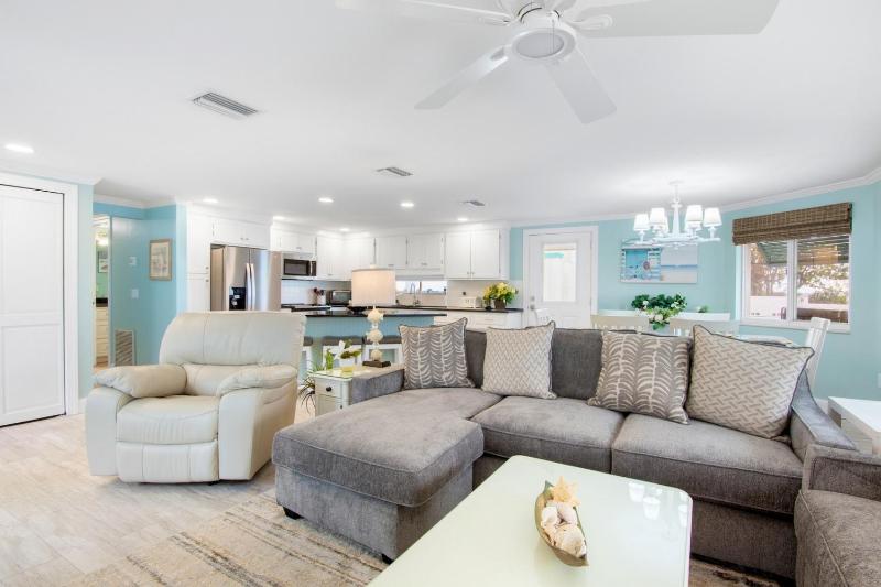Cottage by the Sea - Gulf Front On the Beach! by Anna Maria Life Vacation Rentals - image 9