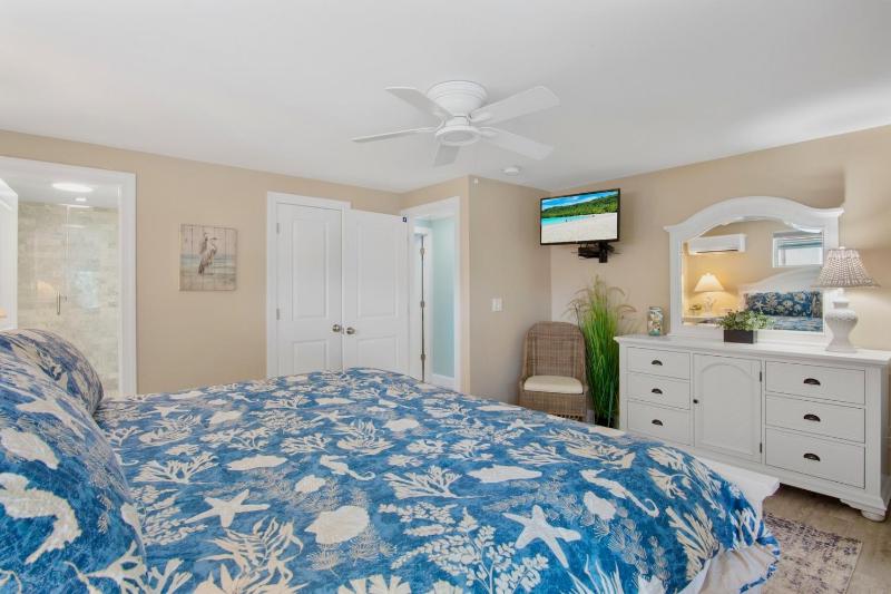 Cottage by the Sea - Gulf Front On the Beach! by Anna Maria Life Vacation Rentals - image 15