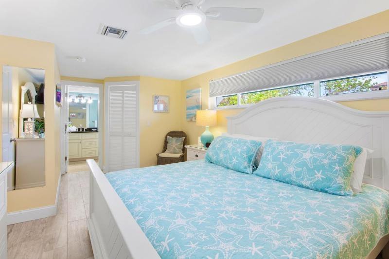 Cottage by the Sea - Gulf Front On the Beach! by Anna Maria Life Vacation Rentals - image 5