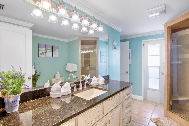 Cottage by the Sea - Gulf Front On the Beach! by Anna Maria Life Vacation Rentals - image 4