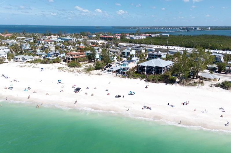 Cottage by the Sea - Gulf Front On the Beach! by Anna Maria Life Vacation Rentals - image 14
