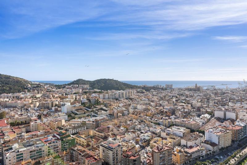 Malaga Eye - Pool Gym & Parking FREE - image 16