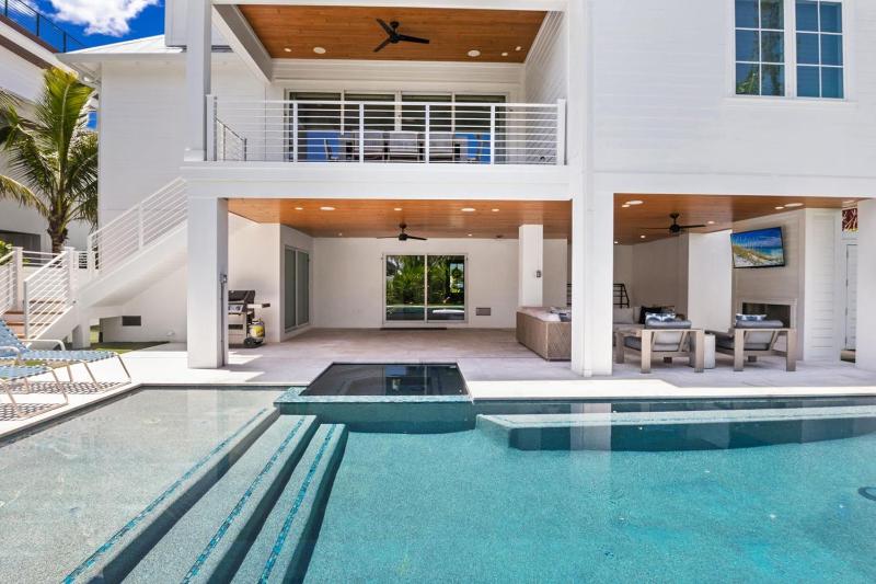 Dilly Dally by the Sea - 1 Block to Beach Rooftop Deck Pool & Spa by Anna Maria Life - image 49