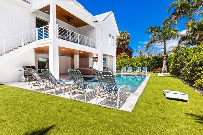 Dilly Dally by the Sea - 1 Block to Beach Rooftop Deck Pool & Spa by Anna Maria Life - image 9