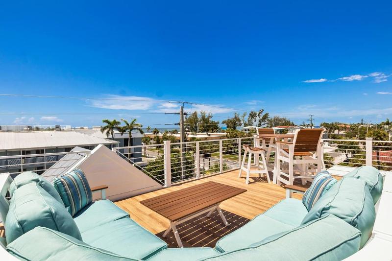 Dilly Dally by the Sea - 1 Block to Beach Rooftop Deck Pool & Spa by Anna Maria Life - image 5