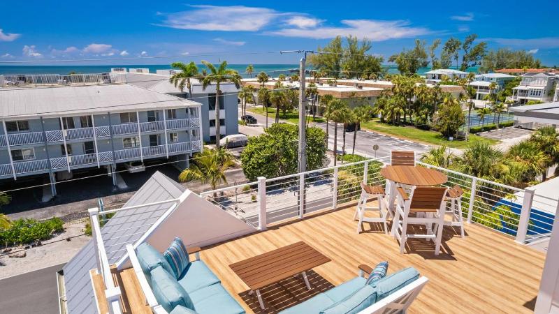 Dilly Dally by the Sea - 1 Block to Beach Rooftop Deck Pool & Spa by Anna Maria Life - image 2