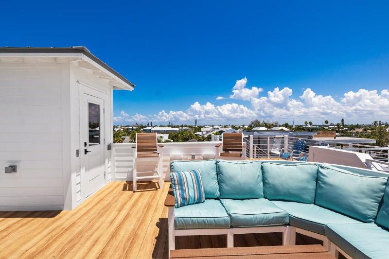 Dilly Dally by the Sea - 1 Block to Beach Rooftop Deck Pool & Spa by Anna Maria Life - image 32