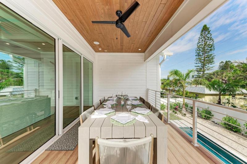 Dilly Dally by the Sea - 1 Block to Beach Rooftop Deck Pool & Spa by Anna Maria Life - image 4