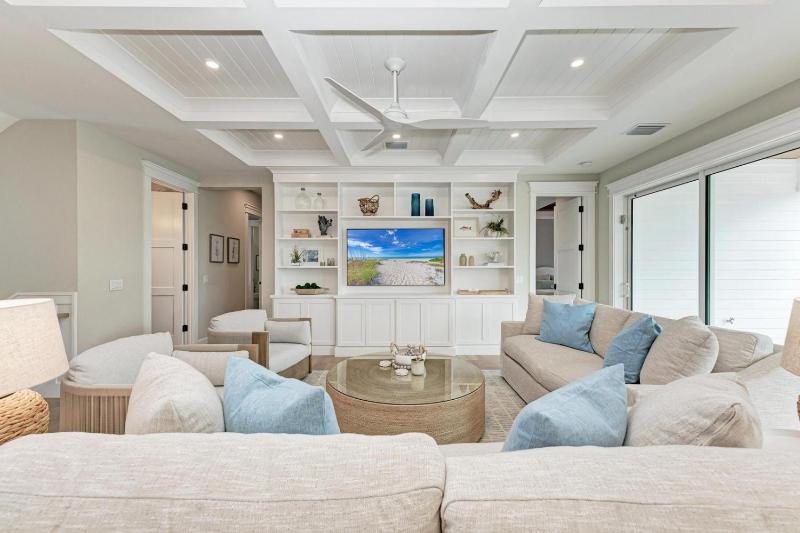 Dilly Dally by the Sea - 1 Block to Beach Rooftop Deck Pool & Spa by Anna Maria Life - image 8