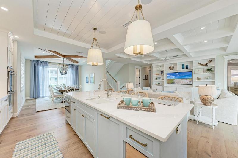 Dilly Dally by the Sea - 1 Block to Beach Rooftop Deck Pool & Spa by Anna Maria Life - image 39